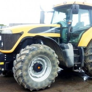 foto 215HP traktor+nosič Challenger MT635